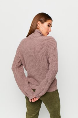 Вязаный свитер с горлом